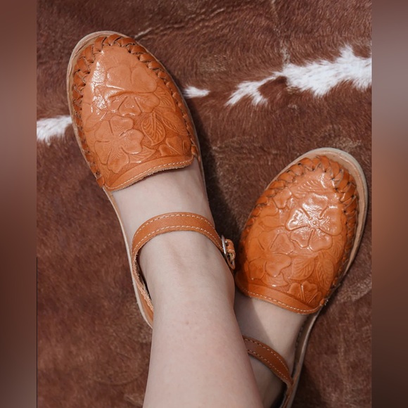 Authentic Embossed Huarache Sandles from Mexico. Flower design closed toe - Picture 1 of 10